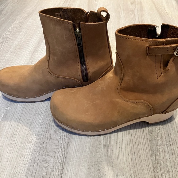 Like new. Sandgrens New York Low Clog Wooden Boots Size 40. Minor scuffs. - Picture 5 of 10